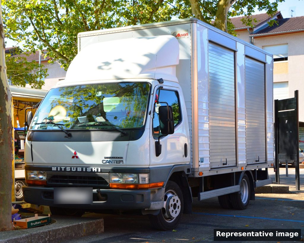 2015 Mitsubishi Canter 7 Ton 18ft Box – 227,742 km, reg. Mar 2027